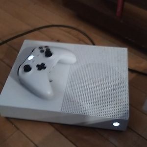 Xbox one s with 1 controller